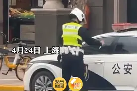 交警给路边违停警车贴条，怕粘不牢还使劲按两下。网友：这交警能处。视频封面