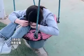 女子玩秋千陷轮胎里起不来了……视频封面