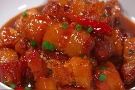 很多人在家烧的红烧肉，又柴又硬，不是不上色就是味道不好吃，今天试试我这个方法～