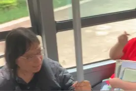 “我们爱你！”6月9日下午7时，高考考试结束，华坪女高的姑娘们和张桂梅老师作最后告别。（记者/钱磊 赵凤铭 张小秋 赵庆祖）部分内容来源@新华社