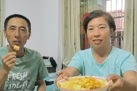 地里捡的哈密瓜和鸡蛋一起炒，清香可口还挺好，夫妻俩都挺爱吃