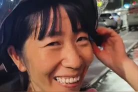 今天去接她下班回家下起了雨，但她没有一点不高兴，看见我就像打开了话匣子，一路上聊个不停，笑得像个小孩子一样，就是不说有辆车遮风挡雨该多好@缘来是你@视频封面