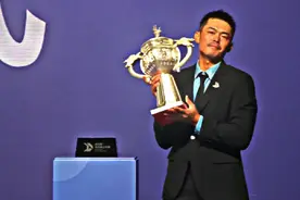 詹俊为再夺林丹杯冠军30万收入囊中，林丹亲自颁奖! #羽毛球 #林丹 #林丹杯羽毛球公开赛 #澳门林丹杯视频封面