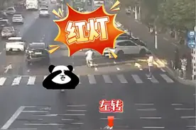 电动车走机动车道还闯红灯，路口出事故受伤...#南京交警 #交通安全 #闯红灯 #电动车视频封面