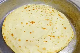 今天分享一个小经验，铝鏊子怎样清洗干净的，希望对大家有所帮助哈#学会快去试试吧🔥 #如何去除锅上的油污 #清洗小妙招