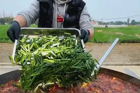 #美蛙鱼头 #美蛙鱼火锅 #美蛙鱼头红油#舌尖上的味道 传统工艺炒制美蛙鱼头红油、香是真香、就是太麻烦了视频封面