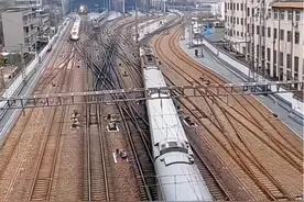 繁忙的郑州火车站，进进出出的钢铁巨龙。#铁道线上的中国 #火车站 #高铁 #绿皮火车 #全国铁路调图视频封面