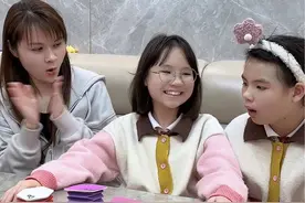 姐姐用妹妹做的手风琴弹了一段《小美满》#逗比女儿欢乐多 #妈咪新风向 #满级小孩视频封面