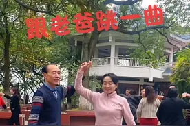 44岁女儿跟70岁老爸跳舞，这一刻是幸福的，愿父母身体永远健康#父女 #舞台无处不在 #广场舞 #老有所乐视频封面
