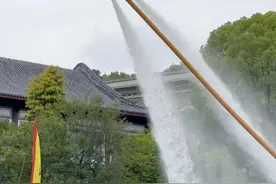 水上飞人女教练 别听世俗的耳语 去看自己喜欢的风景#水上飞人诗晨 #水上运动 #危险动作请勿模仿视频封面