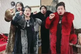 #搞笑#原创 快艾特你朋友来看新时代的独立妇女！视频封面