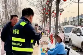 我罩着你中不中？城管小哥太中了！河南城管小哥暖心帮轮椅女孩找爱心摊位...#河南美好推荐官视频封面