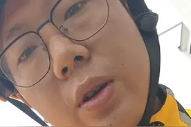 聋哑骑手如何送外卖 #彭清林 聋哑骑手，每天穿梭于车水马龙中，在无声的世界里，用汗水与努力架起了一座沟通的桥梁。他们不因生活的挑战而退缩，反而更加专注、认真，用心完成每一单任务。所以有时候遇到没有给你们打电话的时候请看一下是不是聋哑骑手。也请大家不要投诉他们，他们不会说话被扣钱了很难申诉的。希望大家多一份理解、多一点包容、多一些温暖。#聋哑人#多一点包容和理解 #视频封面