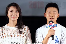 电视剧《欢乐家长群》活动现场，饰演刘果宁的汪煜轩谈开学后的感受，与陈好母子同框，竟然比妈妈都高啦！ #汪煜轩 #陈好 #欢乐家长群2邀你入群#欢乐家长群2  #欢乐家长群 @DOU+小助手