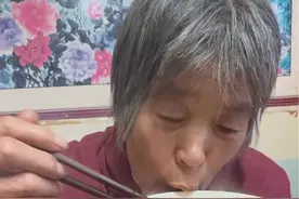 今天给老娘做一顿家常饭，汤汤面，家里条件不是很好，厨具时间长了，请大家见谅#记录真实生活 #抖音记录美好生活视频封面