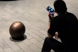 全球玩车顶级大佬Mike帕加尼zondaF价值一个亿，大佬这一双鞋子就五十万了，这是你的梦想吗#帕加尼zonda #dou是好车