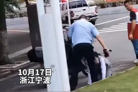 10月17日，浙江宁波。网传女子带孩子骑电动车被拦，情绪激动给制服人员下跪磕头，交警：正在核实情况。视频封面