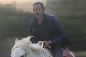 （自采原创）#男子偶遇老爷爷在山下肆意骑着马 “曾记年少骑白马 转头已是白头翁”（素材来源@Krivi ）#老爷爷 #骑马 #桂林 #白马视频封面