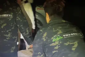 中国小动物保护协会团队抵达现场，帮忙把幸存下来的猫狗进行装笼，也有部分社会爱心人士来到现场主动要求分流这些可怜的宝贝。我们现场会对动物分流去向进行登记及核查，并安置好回访落实，按照登记信息派发物资。在此协会承诺现场未被分流的动物最终由中国小动物保护协会接管，欢迎后续想领养或分流的社会爱心人士积极与协会联系。#流浪动物救助#中国小动物保护协会视频封面