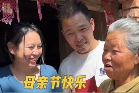 是女儿是儿媳也是母亲，第一次收到了来自闺女的鲜花惊喜，感动的瞬间落泪！生活还是需要仪式感的，看，今天的婆婆笑的多美！祝天下所有的妈妈节日快乐！身体健康！#抖音记录农村生活视频封面