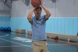 明天就要去打聚星名人赛了，请了一位教练，先来个突击训练。你们看看我这水平可以参加比赛吗？#依然范志毅视频封面