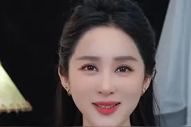 一定要戴黑色项链，它酷飒感十足，让一间普通衣服也能瞬间变时尚 #颈链#饰品#首饰分享视频封面