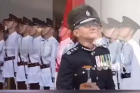 香港警务处处长结束任期，告别36年警察生涯，离开办公地时对国旗敬礼视频封面
