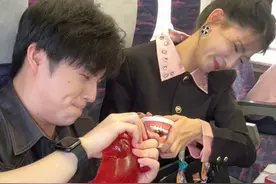 没想到她人还挺好的！ #高铁上如何打发时间 #精致女孩 #超大零食