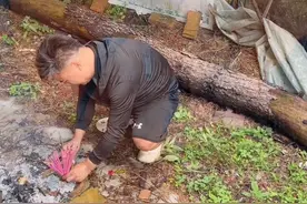 奶奶三年了、 超子来看您了、 您女儿见了吧、 在那边把您和女儿照顾好、 截止今天我还在帮助老人的路上没有让你失望、 我会一直走下去的、奶奶、 您永远活在我们心中…… #怀念奶奶的模样 #想念您了  #奶奶我们想你了 #超子来了