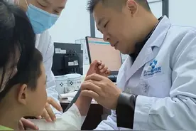 6岁男孩手臂不慎摔骨折，医生不到一分钟瞬间复位，母亲：孩子大哭了一会儿就不痛了，很神奇视频封面