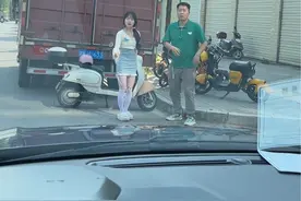 小情侣在路边吵架准备动手，没想到按喇叭的才是王者！#这操作都看傻了 #万万没想到 #惊不惊喜意不意外视频封面