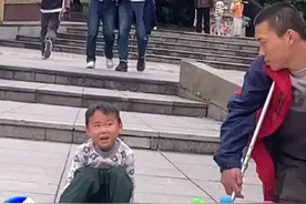 16岁残疾少年带5岁幼弟 街头摆摊谋生。 哥哥：“家里出了大变故，但我会努力照顾好弟弟”#变故#爱心视频封面