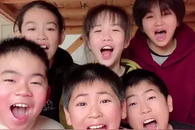 完蛋了，早上醒来才发现距离上课只剩3分钟了，我们上学要迟到了 吗？#沙雕日常 #开学后的精神状态 #小学生模仿哪吒2名场面 #仿佛看到上学时的自己 #小学生日常