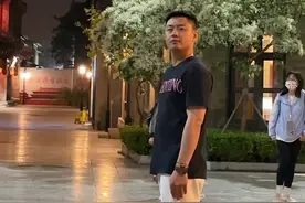 现在你看我这个状态，你觉得我是怎样？大家好，我是赵吉星。在您还没刷到这条视频的那几年，我受伤了。当时整个身体好像都不再听了使唤…又经历了几年，也就是现在。通过我们大家共同的努力，我现在可以慢慢拄拐短暂步行了。其实所有人都在希望我们长大，而我不一样，我希望你可以吃好、睡好、玩好、然后把自己照顾好。因为我知道：我们每个人都会有不同的经历，也都会有不同的感同身受。别人眼里的光鲜亮丽背后也许只有我们自己知道经历的杯水车薪。其实话说过来：我真的特别感谢那些与我并没有什么血缘关系、却又一直鼓励我、帮助我、对我特别好的人。这些人，是老天对我的恩赐。在此谢谢大家。不知道大家是不是和我一样，每天都在消化着自己的各种情绪，没错这就是我们的生活。请相信总会有人带着真诚来靠近你，也总会有人是因为是你而爱你。希望刷到这条视频的你，可以成为自己的月亮，因为就连岁月都无法改变它的模样。