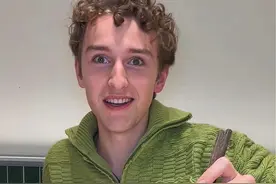 挑战爆辣火锅？流出“感动”的眼泪？! 最后辣到晕眩，再也不逞能啊！#上海感恩大餐开卷了 #夜上海 #乐享浦东 #爆辣挑战 #外国人在中国视频封面