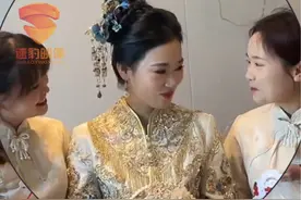 新娘与闺蜜伴娘团合照，一对视就大笑，网友：新娘后槽牙都咬碎了#结婚 #新娘 #闺蜜 @抖音短视频视频封面