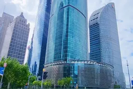 陆家嘴，上海国际金融中心的核心功能区，GDP超过6600亿，其经济基础雄厚，活跃着4.4万多家企业，包括600多家各类总部机构和340多家世界500强企业。#上海 #陆家嘴视频封面