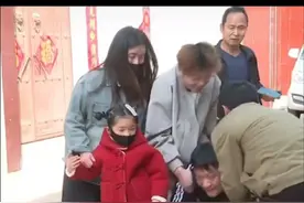 男子见义勇为奋不顾身跳入黄河，成功救起溺水女童！女童父亲当场跪地磕头致谢，并送上锦旗！这一幕令人泪目!好人一生平安！#黄河救人小伙 #见义勇为 #救人一命胜造七级浮屠 #刘翔律师 #抖来普法视频封面