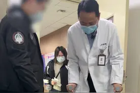 半月板撕裂术后要注意。 这位患者半月板撕裂比较严重，关节镜术后过来复诊状况不错，但发现他走路姿势不对。半月板缝合后可以正常活动，防止僵化，但是不可以负重受力。#半月板撕裂 #半月板损伤 #半月板缝合 #半月板康复 #骨科蔡俊丰视频封面
