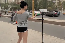 偷拍十万粉丝拍视频 @🍃吴艳妮 #第三视角 #偷拍第三视角