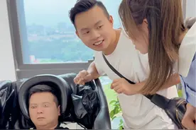 我们每次工作大哥都会偷懒睡觉，这次趁他睡着了给他画个眼线，怎么样帅不帅？#工作花絮视频封面