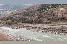 笫四天丹巴至金川桃花还没盛开，但足以让我们放慢速度沿途欣赏。视频封面