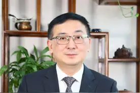 因在饭店吃饭挪车而发生事故，不同的事实情况，将有着完全不同的责任承担后果。#抖来普法2025#法律咨询 #重庆律师