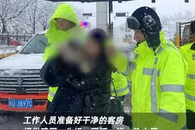 #女孩站15楼轻生民警话痨式劝说救回#西安公安暖心时刻 近日，陕西西安。15岁女孩站在15楼阳台外的边沿，欲跳楼轻生，@西安公安 灞桥分局新筑派出所民警火速赶到现场。原来，孩子因写作业及生活琐事与家人发生争吵，一气之下翻出客厅阳台欲跳楼轻生。民警20多分钟“话痨”式的劝说，让女孩慢慢平复了情绪，恢复了理智，放弃了轻生的念头，缓慢移动至窗户边，拉住了民警伸出的双手。1月26日，小区物业将一面写有“忠诚勇敢人民卫士”的锦旗交到民警手中表示感谢。视频封面