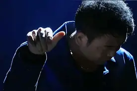 一场恶梦做了四年，今天终于醒了，清晨的阳光透过无挡的窗帘，清新的洒在我身上，仿佛给我抹去以前所有的伤痕累累，今天天气真好，以后都会好的！#祁隆音乐作品 #寂寞的颜色祁隆 #就怕歌词入了心