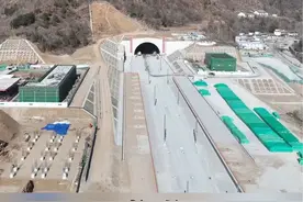 【#西康高铁进度条再刷新#】1月15日，西安至安康高铁最长隧道——秦岭太兴山隧道顺利贯通，项目建设取得重要进展。秦岭太兴山隧道地处秦岭中高山区，是西康高铁关键性控制工程。隧道左线长18831米，右线长16923米，最大埋深1298米。据悉，西康高铁新建正线全长约171公里，设计时速350公里，线路自规划西安东站南端引出，跨越浐河，穿越秦岭，经过柞水、镇安、旬阳，接入规划安康西站，设西安东、太河、柞水西、镇安西、桐木、安康西6个车站。西康高铁建成通车后，西安至安康铁路运行时间将由现在的3小时左右缩短至1小时以内。#西安到安康只需1小时#视频封面