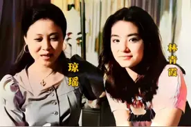 琼瑶和19岁的林青霞在家中的合影||| #dou上热门 琼瑶和19岁的林青霞在家中的合影|||这是70年代琼瑶和刚刚进入娱乐圈不久的林青霞在家中的合影。林青霞从一出道便与琼瑶结下了不解之缘。合影中，19岁的林青霞是个不折不扣的小美人，而已经35岁的琼瑶颜值也非常高。琼瑶1938年出生在成都，中学就开始写作，25岁时凭借首部长篇小说窗外儿一举成名。1964年，琼瑶的作品相继被搬上荧幕，一上映就轰动一时。随后，琼瑶成立了自己的电影公司，从改编剧本到选演员还有签合同，都是他自己亲力亲为。在七八十年代，琼瑶的电影进入了鼎盛时期，也因此捧红了一大批的男女明星，其中林青霞无疑是琼瑶剧中最为耀眼的女星之一，两人也因此结下了深厚的友情。每当林青霞回到台湾，都会去探望琼瑶。##琼瑶[话题]#人物故事[话题]#名人故事[话题]#老照片的故事[话题视频封面