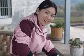 春天的这种野菜你们喜欢怎样吃呢？培培拿它配上家里的土货一起做个硬菜，外公直呼味道可以还说是稀奇菜。#把家乡的味道分享给大家 #春天的味道 #记录我的农村生活 #大自然的馈赠 #折耳根
