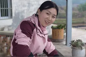 春天的这种野菜你们喜欢怎样吃呢？培培拿它配上家里的土货一起做个硬菜，外公直呼味道可以还说是稀奇菜。#把家乡的味道分享给大家 #春天的味道 #记录我的农村生活 #大自然的馈赠 #折耳根