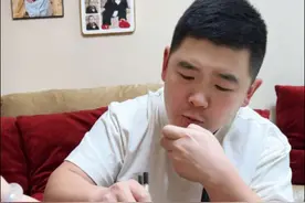 第一次发现老公有不爱吃的东西。#春节吃剩菜剩饭视频 #剩菜剩饭 #折罗菜 #春节剩菜剩饭能放多久 #夫妻日常 @DOU+上热门 @DOU+小助手